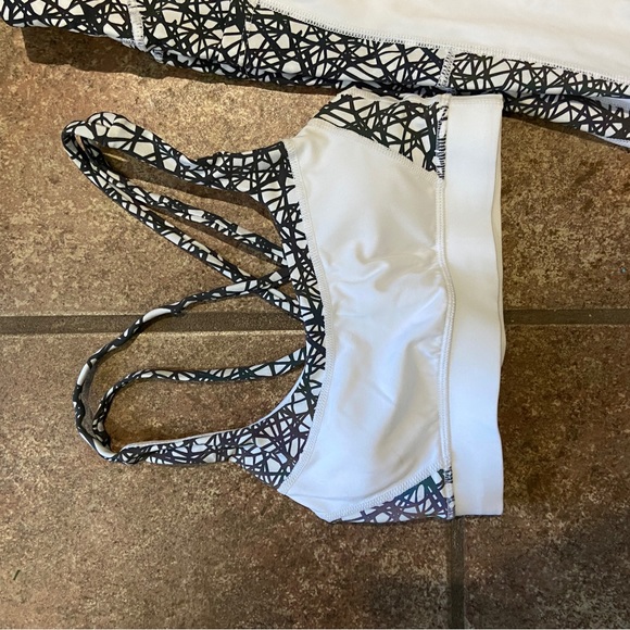 HOLOGEAR SZ 2 SET SPORTS BRA + SMALL LEGGINGS ATHLETIC WEAR WHITE BLACK TRENDY - Picture 3 of 9
